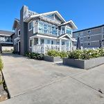 Luxury Ocean Views & Steps To The Sand - Tower 36 Upper Condo Unit