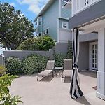 Remodeled Beach Bungalow, Block To The Beach