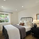 Coastal Retreat With E-Bikes!