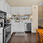 2Br Condo With Views Near Shops And Food, Fast Wifi