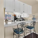 2Br Condo With Views Near Shops And Food, Fast Wifi