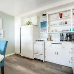 Oceanfront Apartment, Private Balcony, Beach Access, Sunset Views