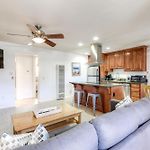 90 Walk Score, Private Patio, Steps To Beach & Dining, Parking