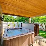 Walk To Lagoon! Luxe Coastal Escape W/ Pool Table