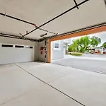 Modern 4Br - Private Balcony - Garage Parking