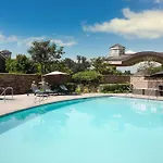 West Inn & Suites