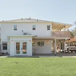 Elegant 2Br With Outdoor Space