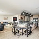 Coastal Escape Walk To Beach, Hot Tub, Fire Pits