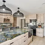 Coastal Escape Walk To Beach, Hot Tub, Fire Pits