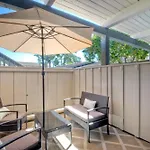 90 Walk Score, Private Patio, Steps To Beach & Dining, Parking