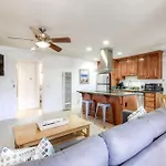 90 Walk Score, Private Patio, Steps To Beach & Dining, Parking