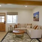 Elegant 2Br With Outdoor Space