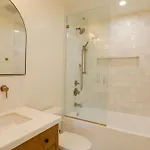 Elegant 2Br With Outdoor Space