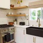 Elegant 2Br With Outdoor Space