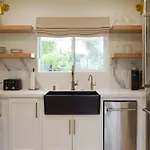 Elegant 2Br With Outdoor Space