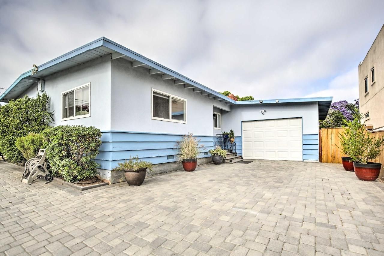 Holiday home Coastal Home: 1 Mi To & Downtown