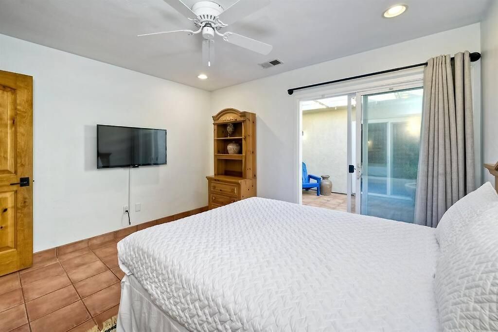 Great Group Retreat! Hacienda Decor, Spacious Floor Plan, Private Backyard Holiday home *