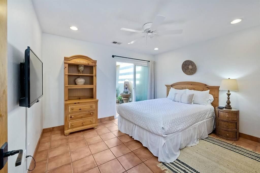 Great Group Retreat! Hacienda Decor, Spacious Floor Plan, Private Backyard Holiday home Carlsbad