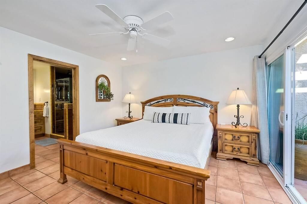 Holiday home Great Group Retreat! Hacienda Decor, Spacious Floor Plan, Private Backyard *