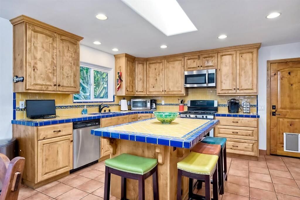 Great Group Retreat! Hacienda Decor, Spacious Floor Plan, Private Backyard Holiday home *