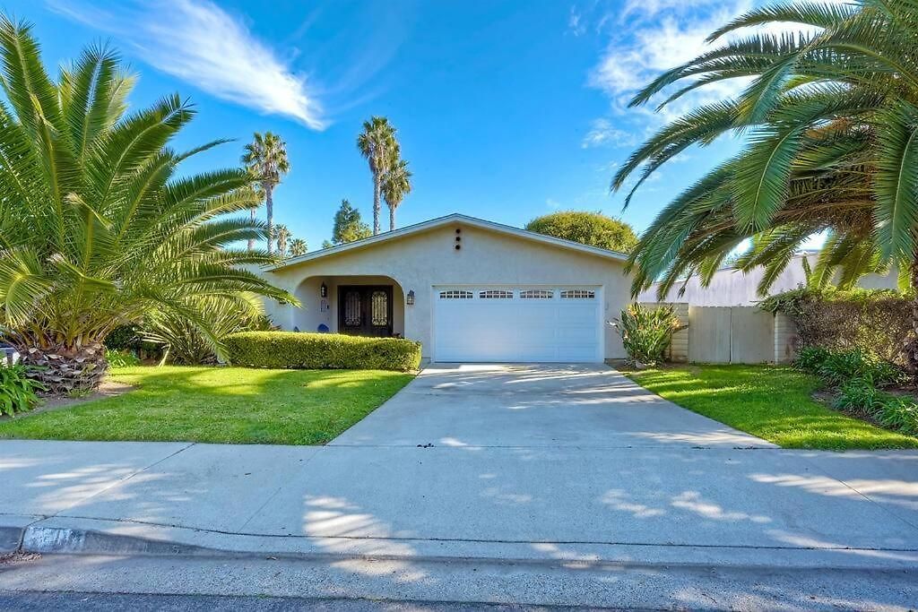 Great Group Retreat! Hacienda Decor, Spacious Floor Plan, Private Backyard Holiday home Carlsbad