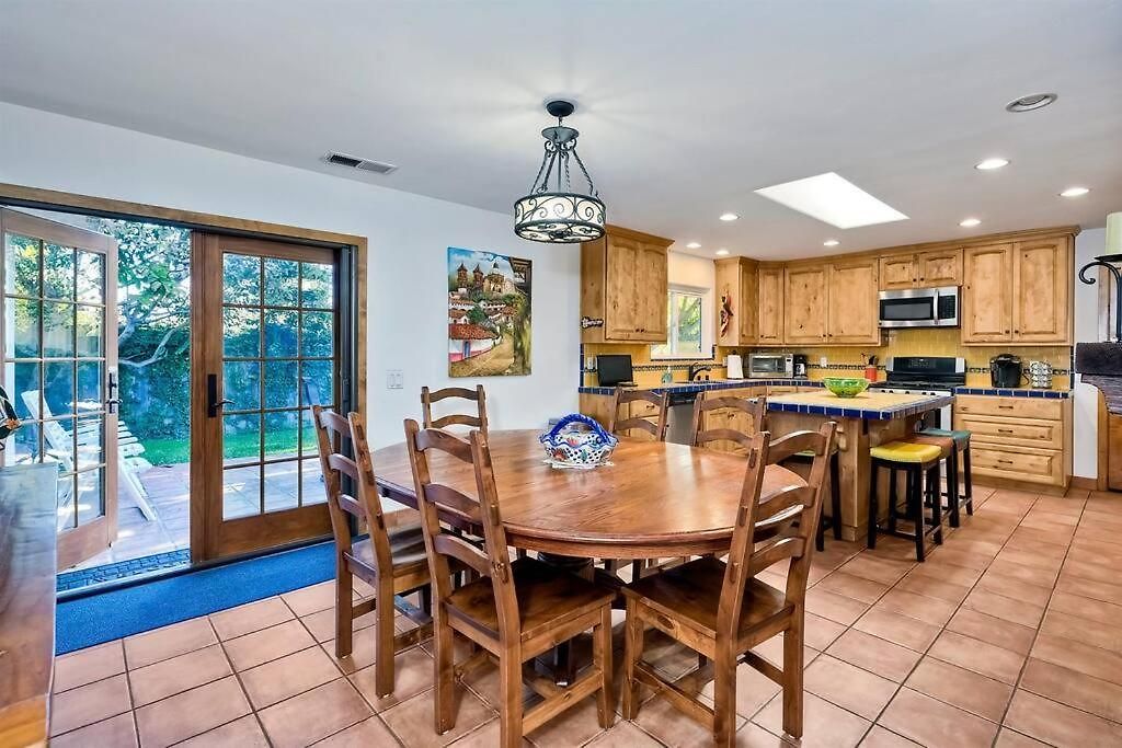 Great Group Retreat! Hacienda Decor, Spacious Floor Plan, Private Backyard Holiday home Carlsbad