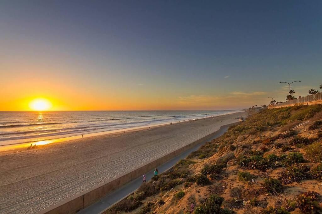 Great Group Retreat! Hacienda Decor, Spacious Floor Plan, Private Backyard * Carlsbad