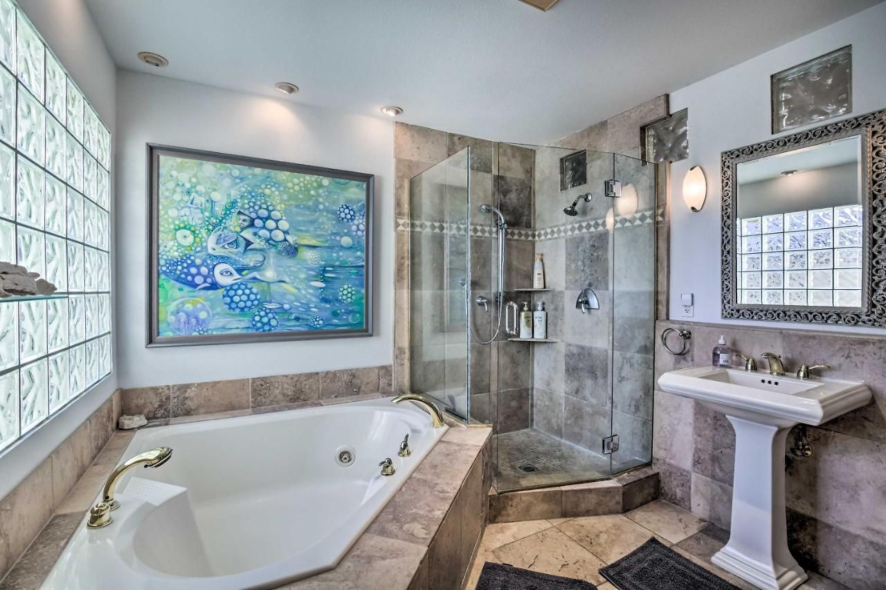 Holiday home Getaway - Furnished Patio + Pool! *