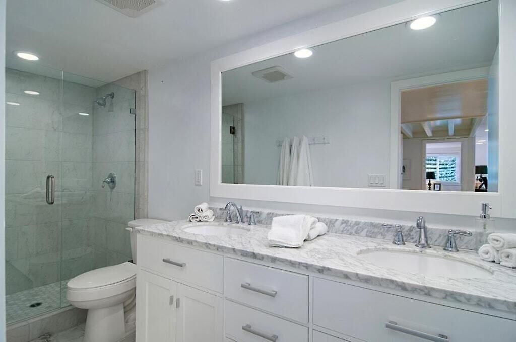 Apartment Remodeled Bungalow, Block To The