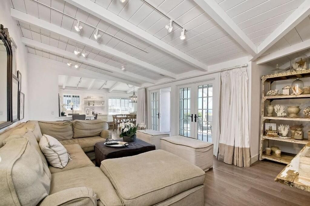 Ocean Views, Across The Street From Beach, Private Patio Apartment *