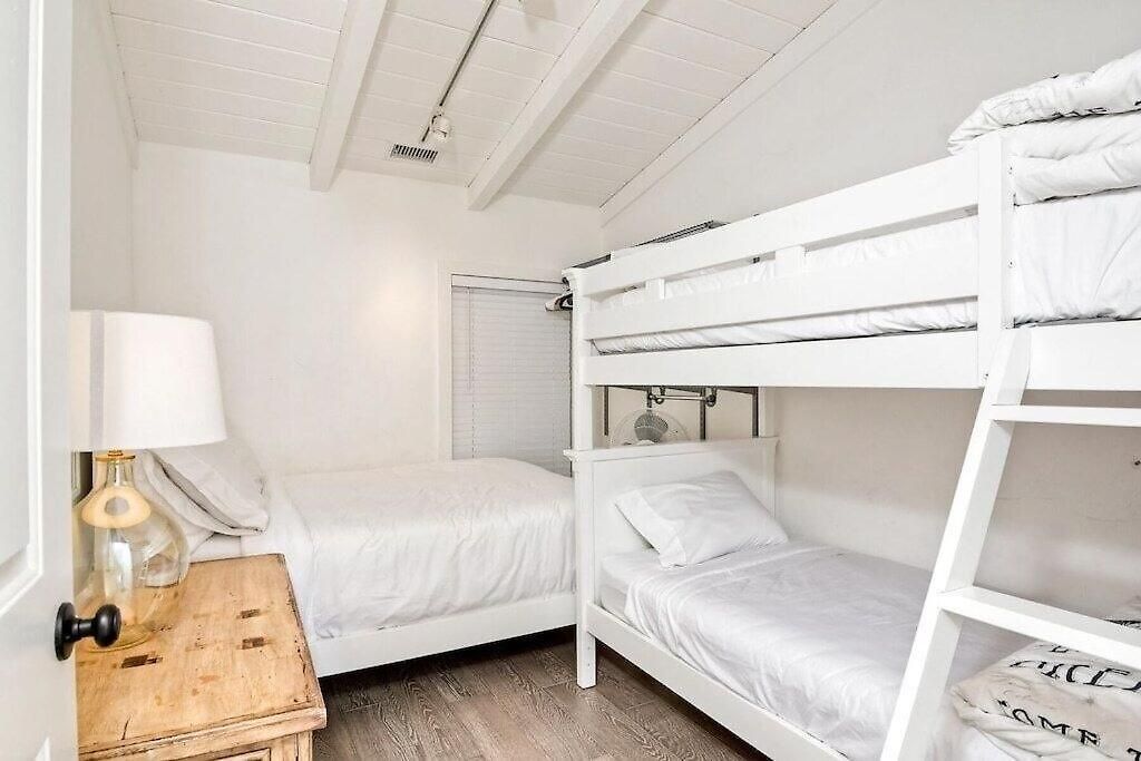 Apartment Ocean Views, Across The Street From Beach, Private Patio *