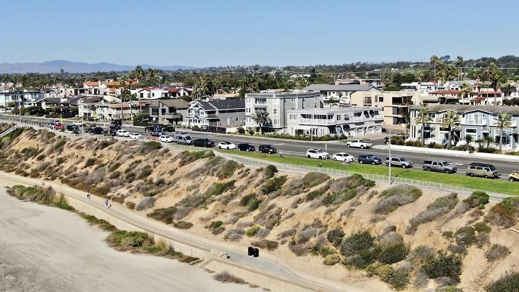 Apartment Expansive Ocean View, Private Balcony, Across From