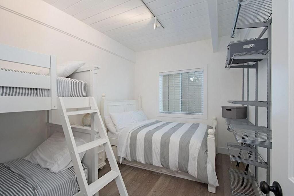 Apartment Expansive Ocean View, Private Balcony, Across From