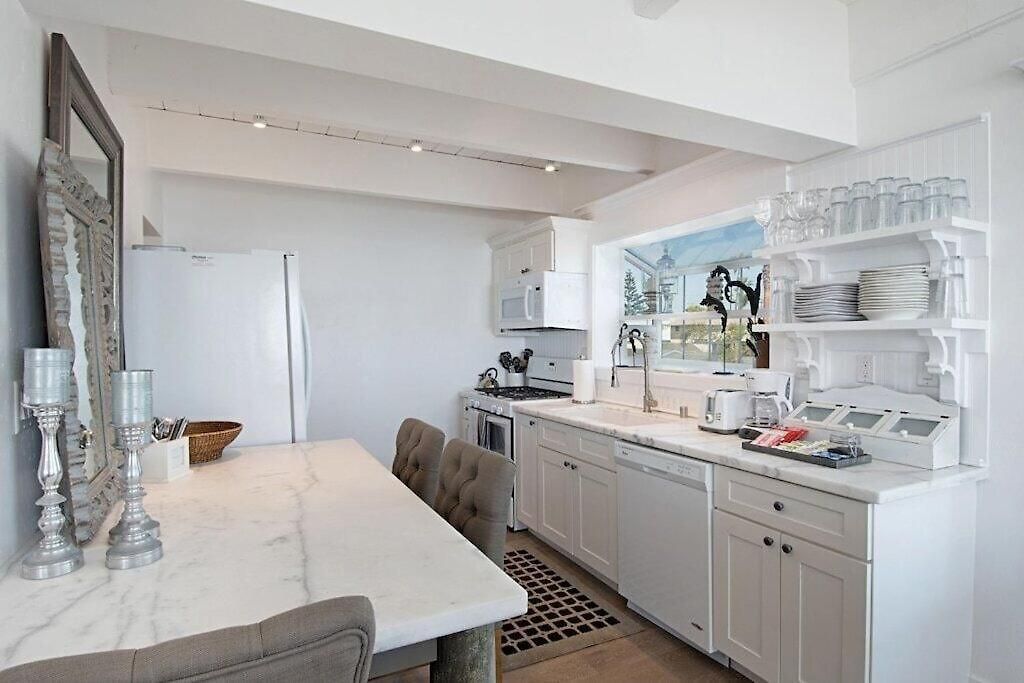 Apartment Expansive Ocean View, Private Balcony, Across From Carlsbad