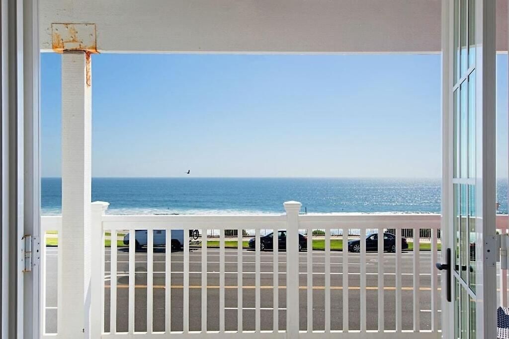 Apartment Expansive Ocean View, Private Balcony, Across From