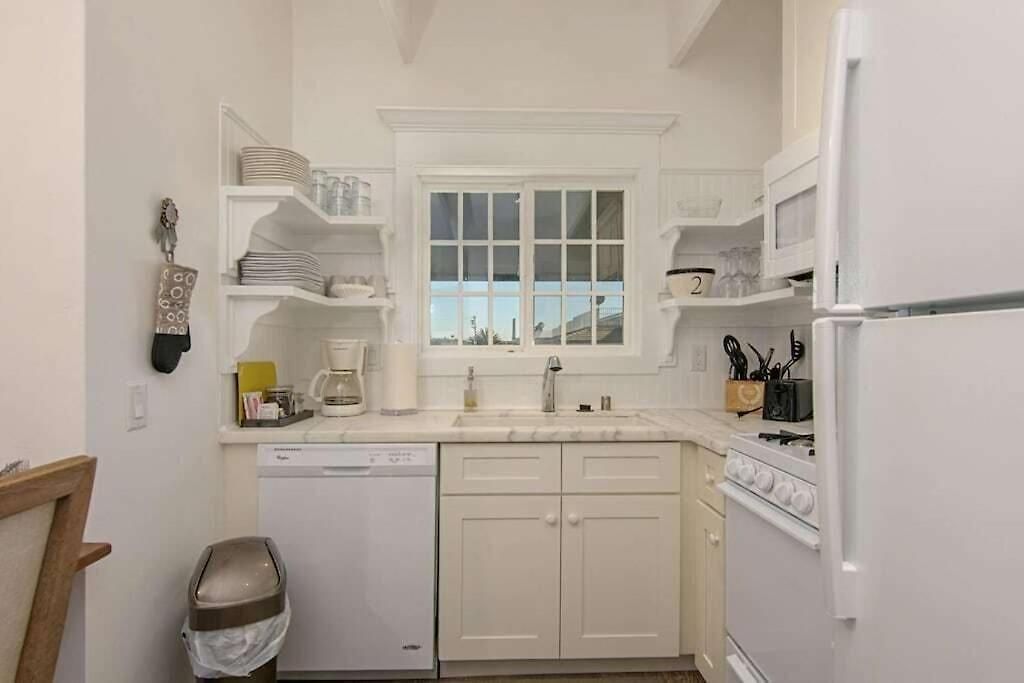 Apartment Ocean View From Private Patio, Steps To Beach, Parking *