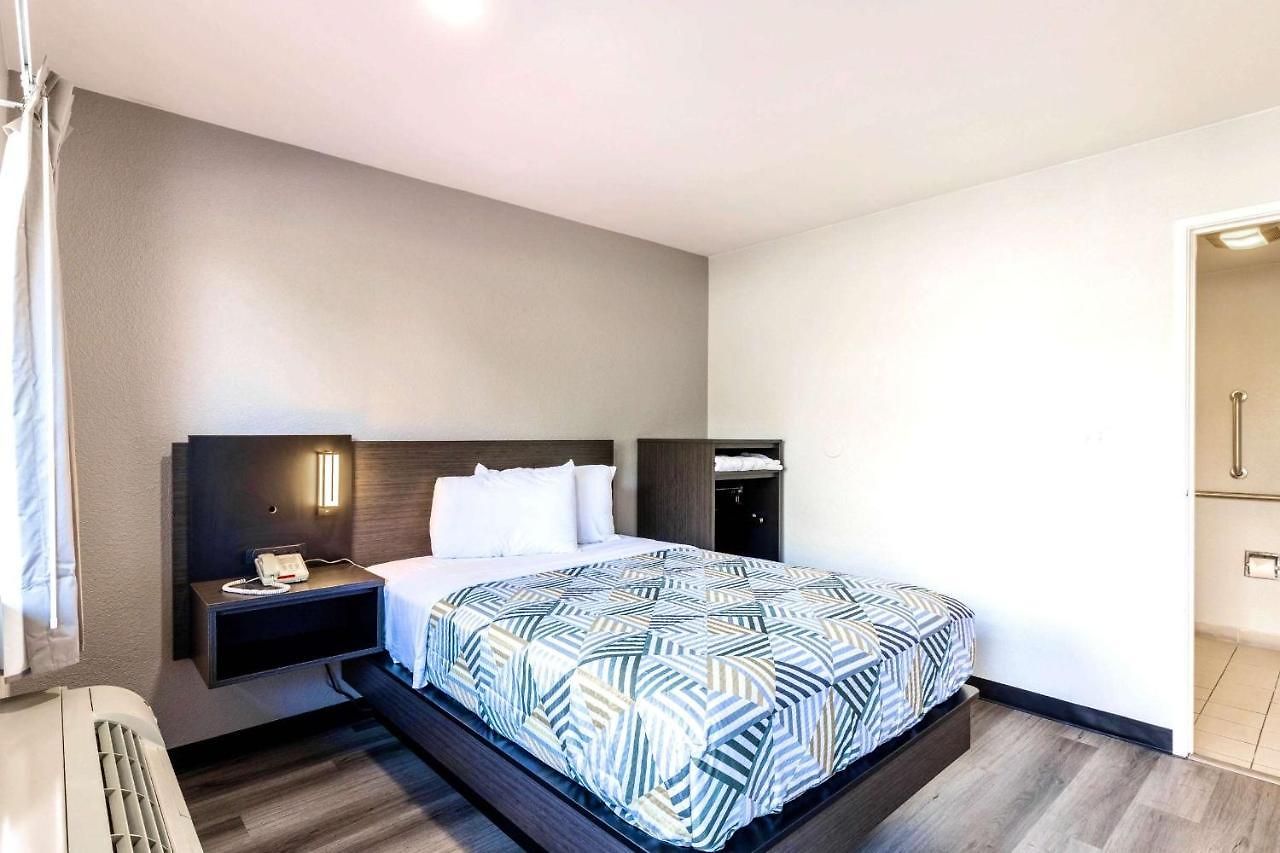 Hotel 6-carlsbad, Ca - East Near Legoland 3*