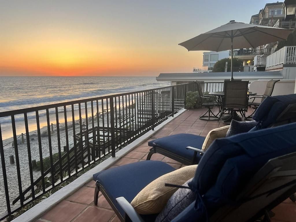 Apartment Oceanfront 2br Condo, Private & Patio, Rare Find