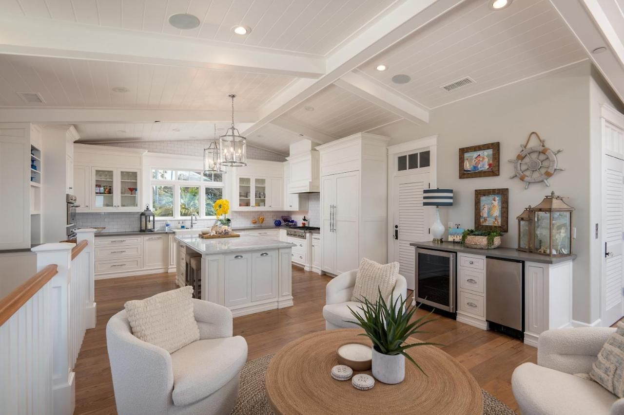Luxury Beachfront Family Retreat | Stunning Ocean View, Private Hot Tub, Home Cinema Holiday home