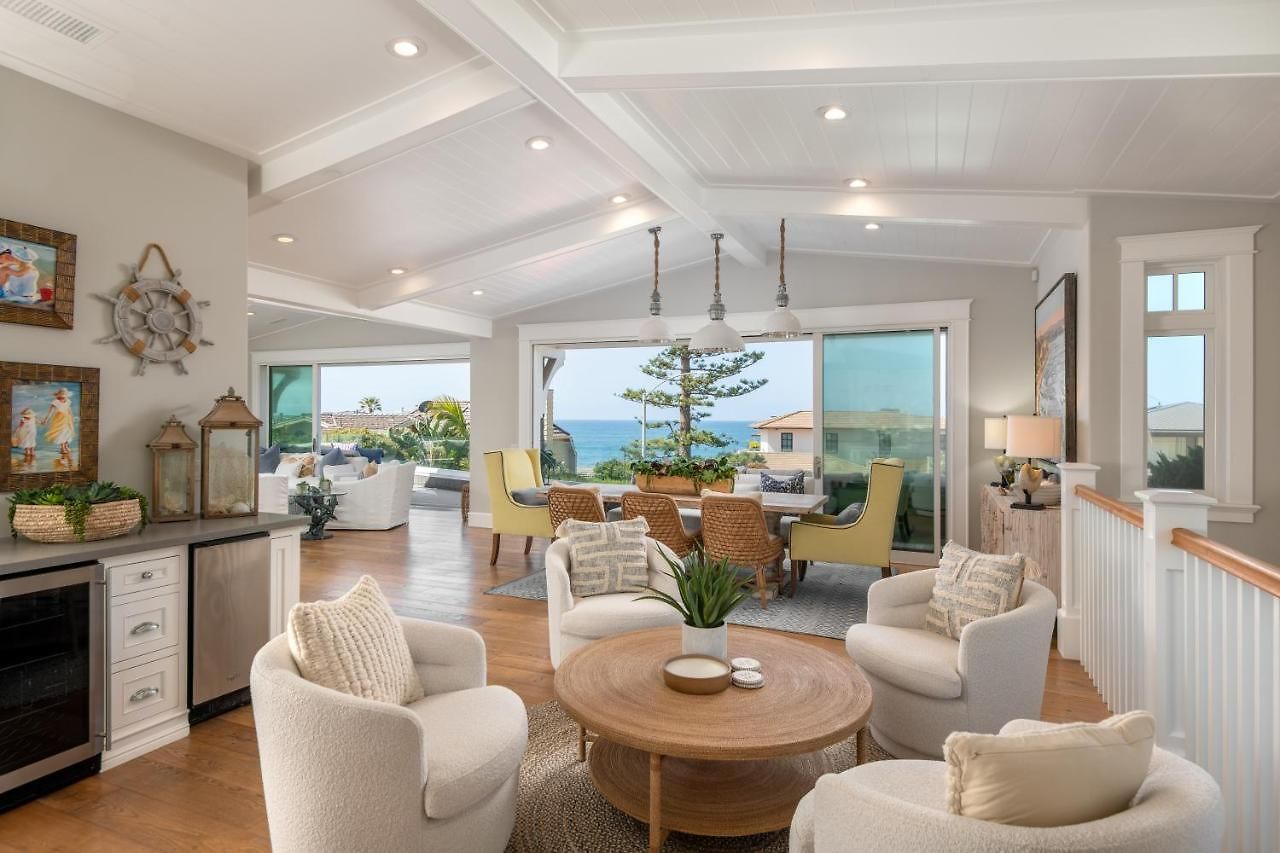 Holiday home Luxury Beachfront Family Retreat | Stunning Ocean View, Private Hot Tub, Home Cinema *