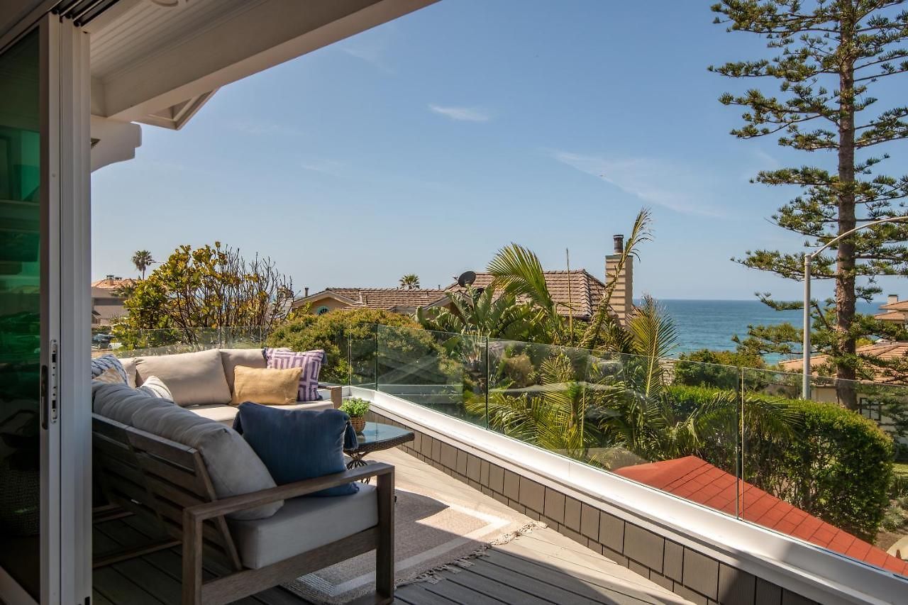 Holiday home Luxury Beachfront Family Retreat | Stunning Ocean View, Private Hot Tub, Home Cinema