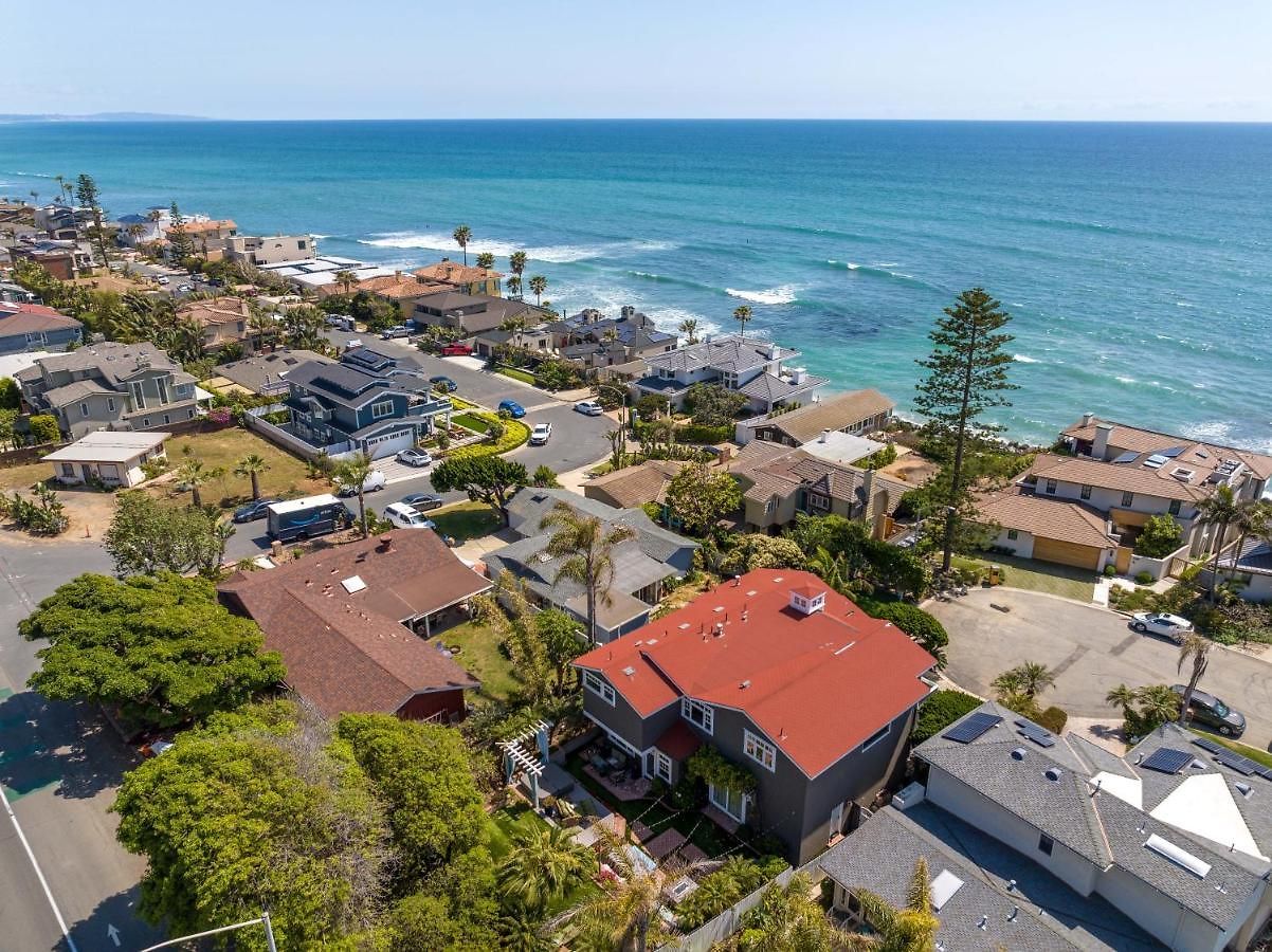Holiday home Luxury Beachfront Family Retreat | Stunning Ocean View, Private Hot Tub, Home Cinema Carlsbad