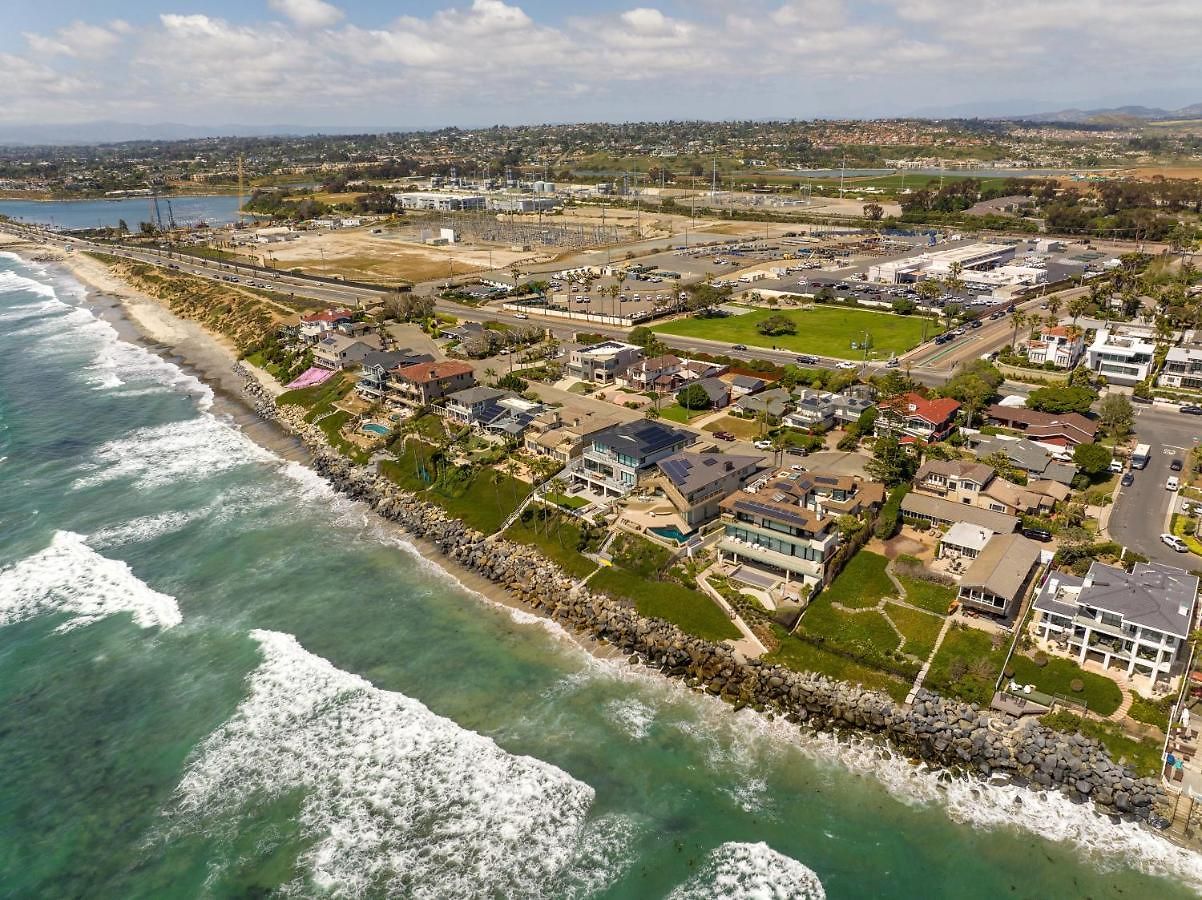 Luxury Beachfront Family Retreat | Stunning Ocean View, Private Hot Tub, Home Cinema Holiday home Carlsbad