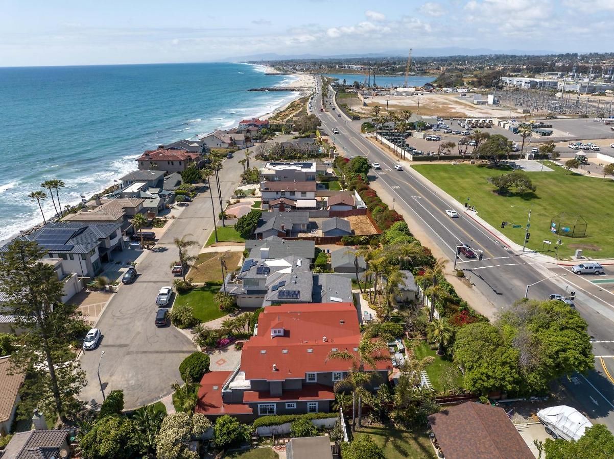 Holiday home Luxury Beachfront Family Retreat | Stunning Ocean View, Private Hot Tub, Home Cinema