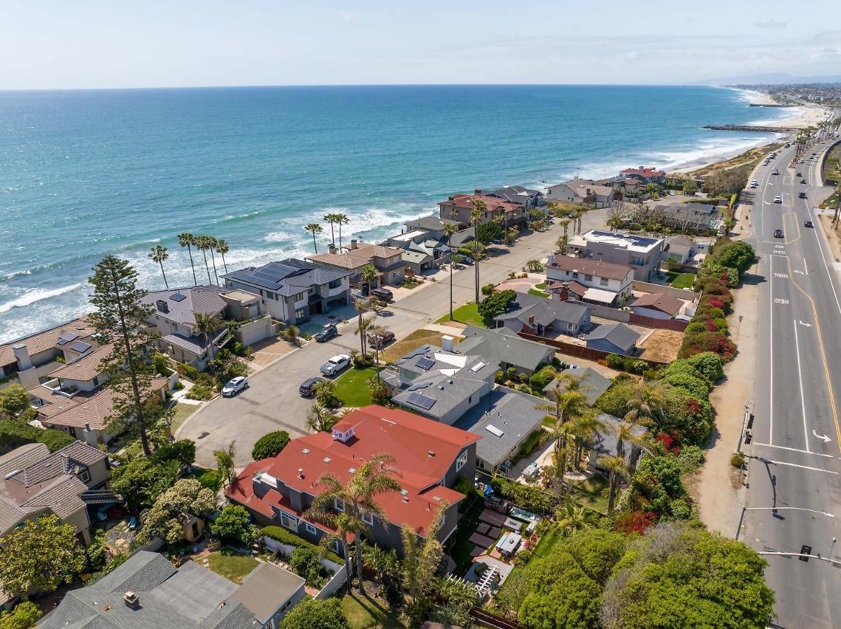 Holiday home Luxury Beachfront Family Retreat | Stunning Ocean View, Private Hot Tub, Home Cinema