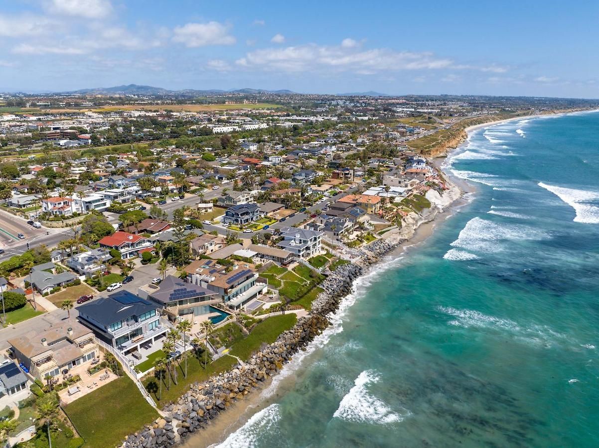 Holiday home Luxury Beachfront Family Retreat | Stunning Ocean View, Private Hot Tub, Home Cinema Carlsbad