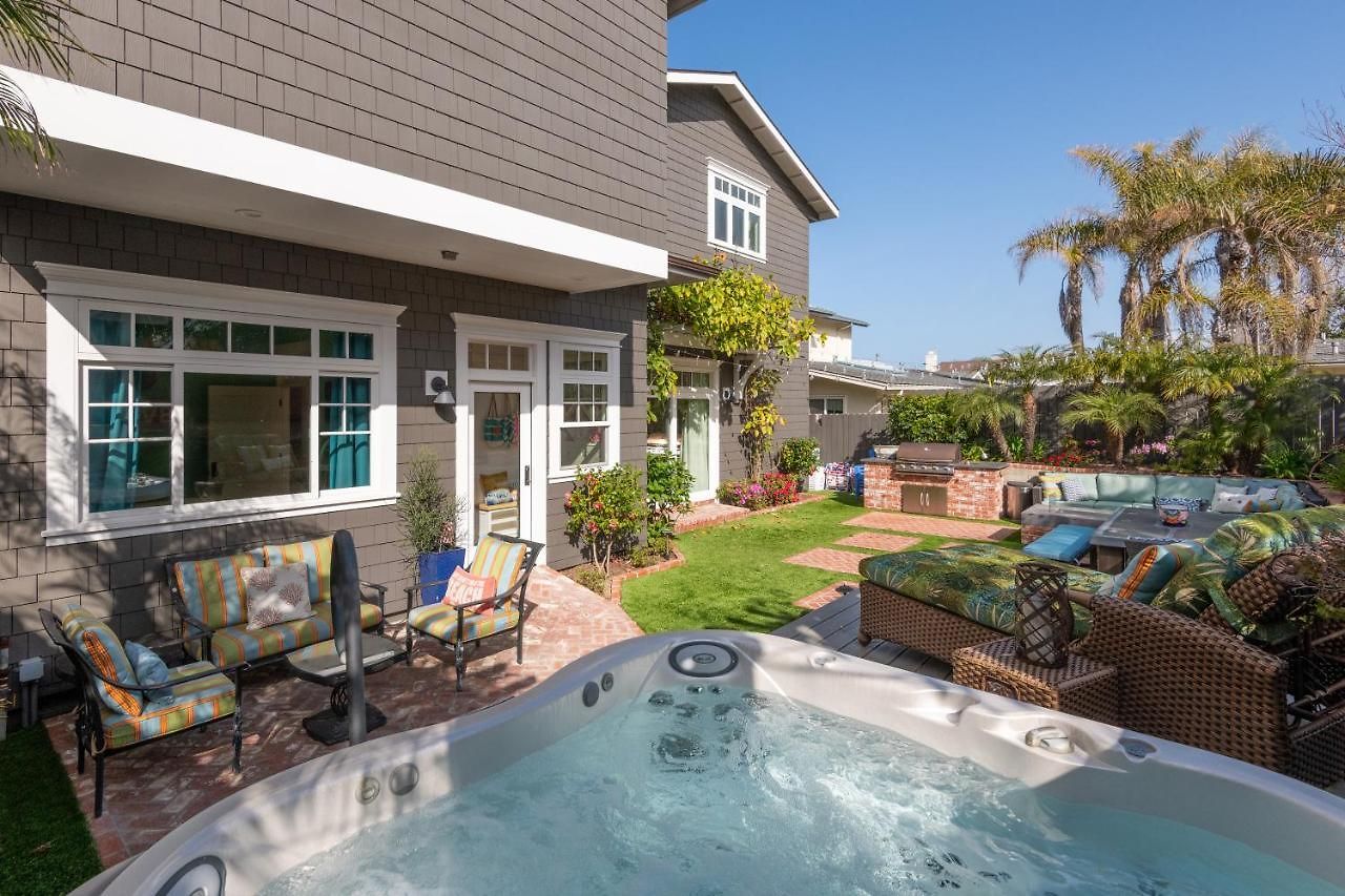 Holiday home Luxury Beachfront Family Retreat | Stunning Ocean View, Private Hot Tub, Home Cinema