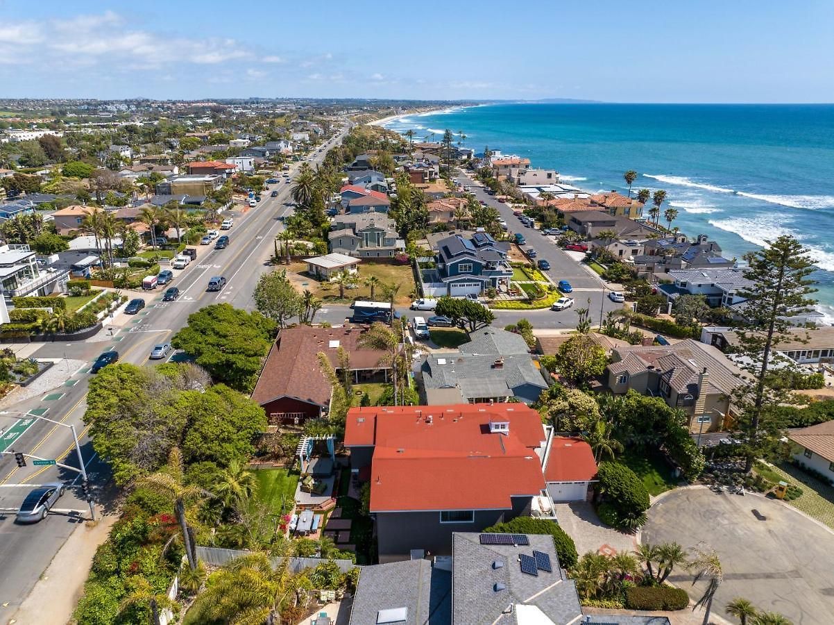 Holiday home Luxury Beachfront Family Retreat | Stunning Ocean View, Private Hot Tub, Home Cinema *