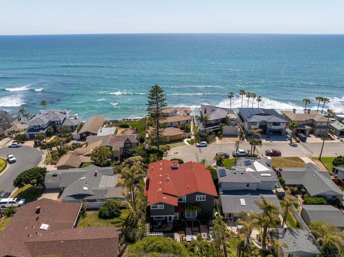 Luxury Beachfront Family Retreat | Stunning Ocean View, Private Hot Tub, Home Cinema Holiday home