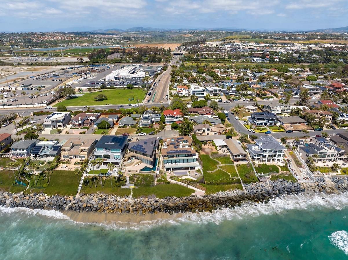 Holiday home Luxury Beachfront Family Retreat | Stunning Ocean View, Private Hot Tub, Home Cinema *